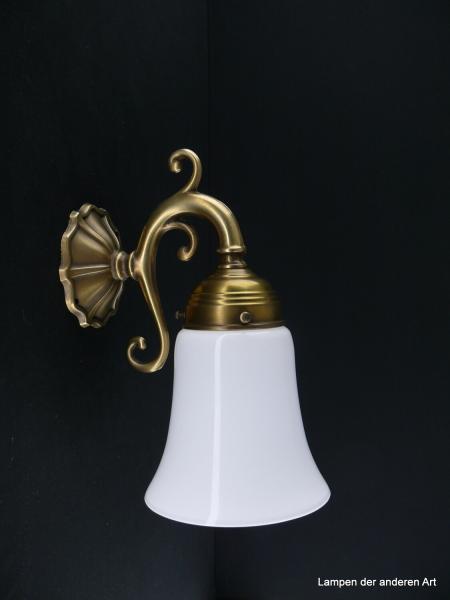 Kleine verspielte Jugendstil Wandleuchte aus Messing goldbraun patiniert mit langem Glockenschim in weiß 1xE27/40W nach unten