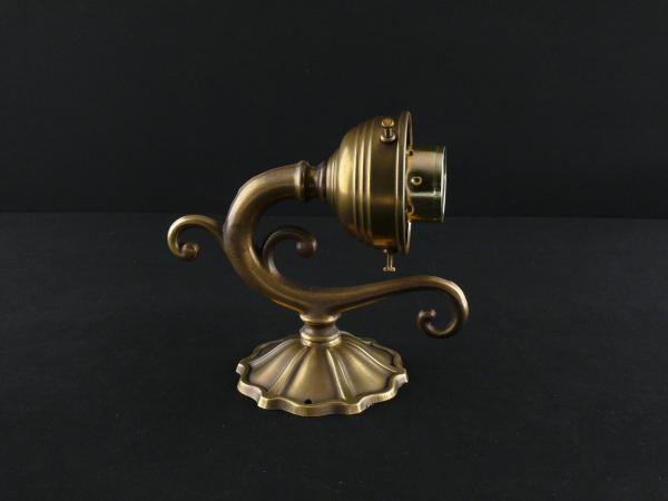 Kleine verspielte Wandlampe mit floralen Elementen aus dem Jugendstil, detailreicher hochwertiger Messingguss mit heller  Patina, Fassung E27/40W, Höhe: 15cm, Breite: 10cm