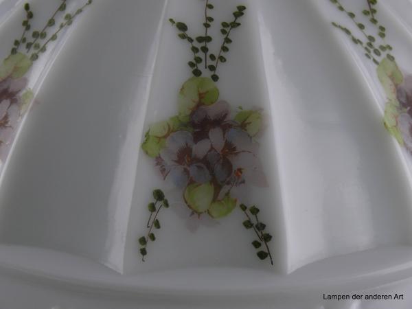 Jugendstil Lampenschirm gebraucht für Hängeampel, opal weißer Grund, breite Wulst mit Blättern und Blüten reliefiert verziert, anschließend gekniffene Wandung sich mittig treffend, umlaufend regelmäßig mit Veilchenblüten und Zweigen, Detail Dekor