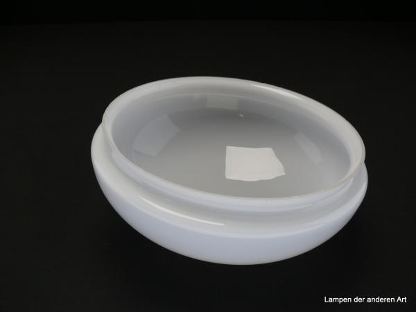 Jugendstil Lampenschirm gebraucht, geschlossenes Glas weiß, flacher Kuppelschirm, Nostalgie Ersatzglas, D: ca. 22cm, H: ca.9cm, Glashalter Griffrand 20cm, von unten