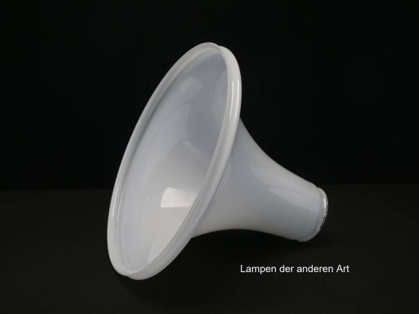 Jugendstil Glas antik, ähnlich Siemens Luzette Oberteil, kegelförmig, opal weiß, glänzende Oberfläche, Griffrand gemessen oben 8cm - unten 29,5cm für Verbindungsring, seitlich