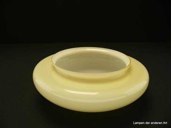 Jugendstil Lampenschirm gebraucht, geschlossenes Glas elfenbeinfarben, flacher Kuppelschirm, Nostalgie Ersatzglas, D: ca. 29cm, H: ca.10cm, Glashalter Griffrand 20cm, von unten