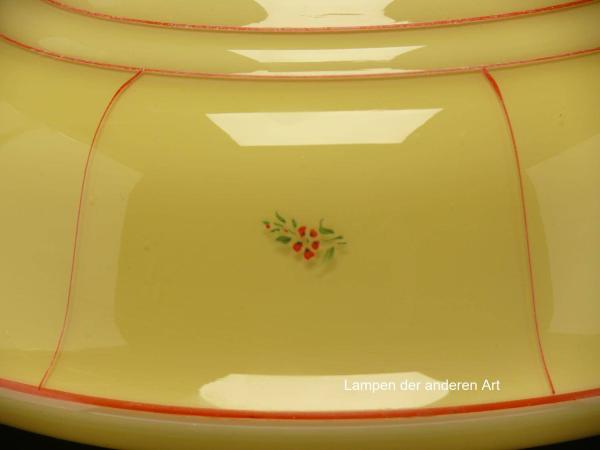 Jugendstil Lampenschirm gebraucht, elfenbeinfarbener Grund, Dekor floral im zweifachem Raport, Absätze in der Form farblich hervorgehoben, Nostalgie Ersatzglas, D: ca. 33cm, H: ca.15cm, Glashalter 10cm, Detail Dekor floral
