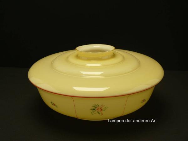 Jugendstil Lampenschirm gebraucht, elfenbeinfarbener Grund, Dekor floral im zweifachem Raport, Absätze in der Form farblich hervorgehoben, Nostalgie Ersatzglas, D: ca. 33cm, H: ca.15cm, Glashalter 10cm, von unten