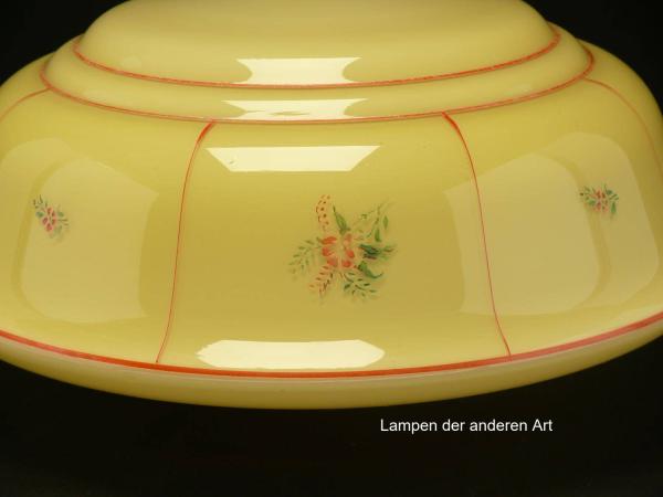 Jugendstil Lampenschirm gebraucht, elfenbeinfarbener Grund, Dekor floral im zweifachem Raport, Absätze in der Form farblich hervorgehoben, Nostalgie Ersatzglas, D: ca. 33cm, H: ca.15cm, Glashalter 10cm, Detail Dekor