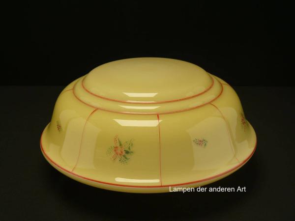 Jugendstil Lampenschirm gebraucht, elfenbeinfarbener Grund, Dekor floral im zweifachem Raport, Absätze in der Form farblich hervorgehoben, Nostalgie Ersatzglas, D: ca. 33cm, H: ca.15cm, Glashalter 10cm