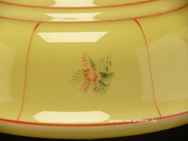 Jugendstil Lampenschirm gebraucht, elfenbeinfarbener Grund, Dekor floral im zweifachem Raport, Absätze in der Form farblich hervorgehoben, Nostalgie Ersatzglas, D: ca. 33cm, H: ca.15cm, Glashalter 10cm, Dekor in grün und orange-rot