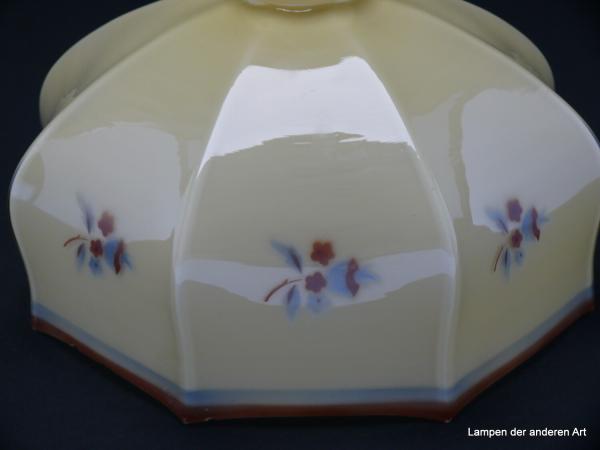 Jugendstil Lampenschirm gebraucht, Glas außen elfenbeinfarben, innen weiß, Blumen Spritzdekor farbig blau-braun, Nostalgie Ersatzglas, D: ca. 26cm, H: ca.12cm, Glashalter Griffrand 6cm, Detail Dekor