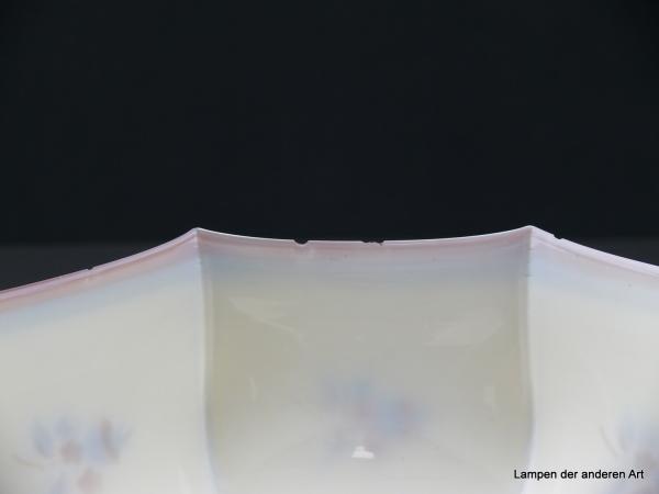 Jugendstil Lampenschirm gebraucht, Glas außen elfenbeinfarben, innen weiß, Blumen Spritzdekor farbig blau-braun, Nostalgie Ersatzglas, D: ca. 26cm, H: ca.12cm, Glashalter Griffrand 6cm, Detail Chips am unteren Rand