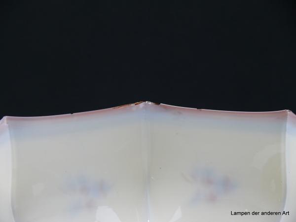 Jugendstil Lampenschirm gebraucht, Glas außen elfenbeinfarben, innen weiß, Blumen Spritzdekor farbig blau-braun, Nostalgie Ersatzglas, D: ca. 26cm, H: ca.12cm, Glashalter 6cm, Detail kleine Abplatzer am unteren Rand