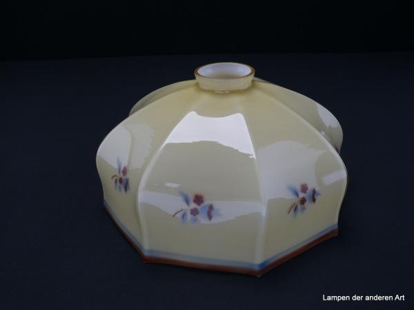 Jugendstil Lampenschirm gebraucht, Glas außen elfenbeinfarben, innen weiß, Blumen Spritzdekor farbig blau-braun, Nostalgie Ersatzglas, D: ca. 26cm, H: ca.12cm, Glashalter Griffrand 6cm