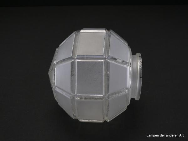 Art Deco Lampenschirm gebraucht, Kugelglas mit Prismen, satinierte Flächen, Nostalgie Ersatzschirm,  D: ca.15cm,  H: ca.15cm , Glashalter Griffrand 8cm, liegend