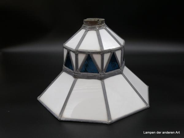 Jugendstil Lampenschirm gebraucht, einzelne Glasscheiben in Blei gefasst, breites steiles Dach in weiß, aufgesetzter Turm mit weißen und blauen Dreiecken, schräge Abdeckung weiß, Bleiverglasung, handgemachtes Stück D: 33cm, H: 22cm, Griffrand 6cm