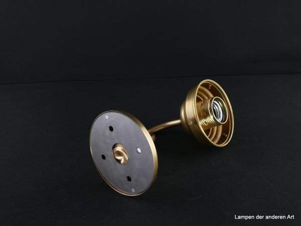 Schlichte Jugendstil Wandlampe Gestell, gefertigt aus Messing - hell patiniert, zeitlose Wandleuchte, mit verschiedenen Lampenschirmen kombinierbar, 1xE27/40W, Glashalter 8cm, Detail Befestigungssockel