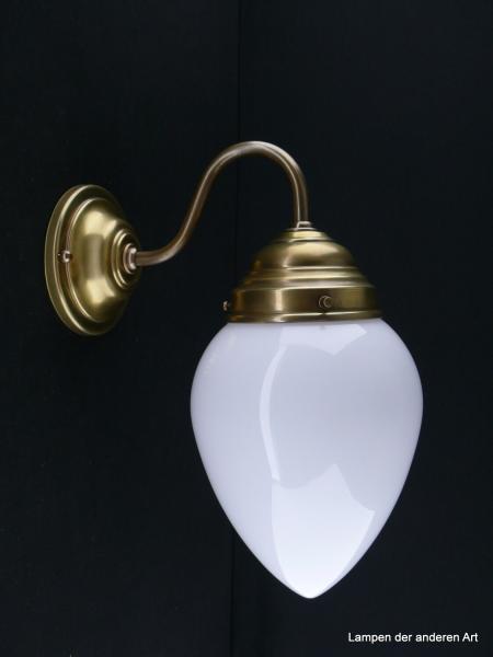 Schlichte Jugendstil Wandleuchte mit geschwungenem Arm, Material Messing - hell patiniert, Glaszapfen opal weiß, 1xE27/40W, Spiegel-Badlampe, nach unten