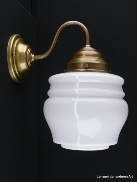 Schlichte Jugendstil Wandleuchte mit geschwungenem Arm, Material Messing - hell patiniert, tonnenförmig, weiß glänzend, mehrfach eingeschnürt, 1xE27/40W, Spiegel-Badlampe nach unten