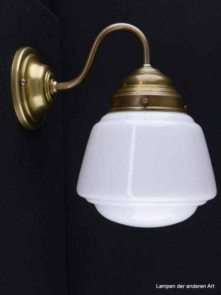 Schlichte Jugendstil Wandleuchte mit geschwungenem Arm, Material Messing - hell patiniert, konisch geweiteter Lampenschirm, weiß glänzend, 1xE27/40W, Spiegel-Badlampe nach unten