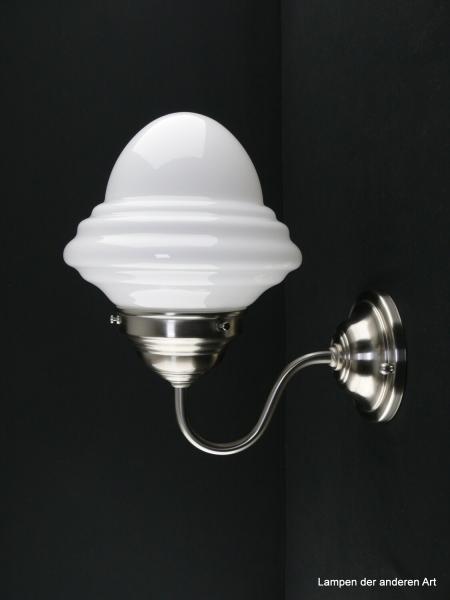 Schlichte Art Deco Wandleuchte mit geschwungenem Arm, Material Messing - matt vernickelt, Zapfenschirm opal weiß, obere Wandungszone getreppt, 1xE27/40W, Spiegel-Badlampe, Zapfe nach oben