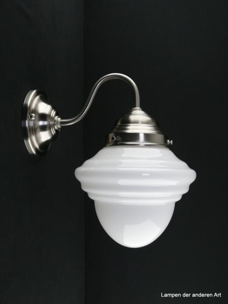 Schlichte Art Deco Wandleuchte mit geschwungenem Arm, Material Messing - matt vernickelt, Zapfenschirm opal weiß, obere Wandungszone getreppt, 1xE27/40W, Spiegel-Badlampe