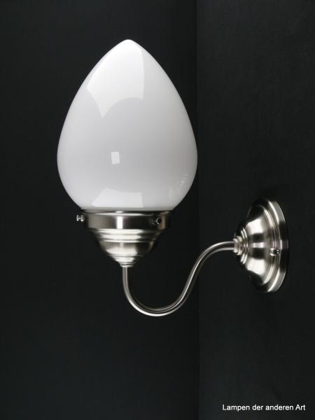 Schlichte Art Deco Wandleuchte mit geschwungenem Arm, Material Messing - matt vernickelt, opal weißer Zapfenschirm, 1xE27/40W, Spiegel-Badlampe, Zapfe nach oben
