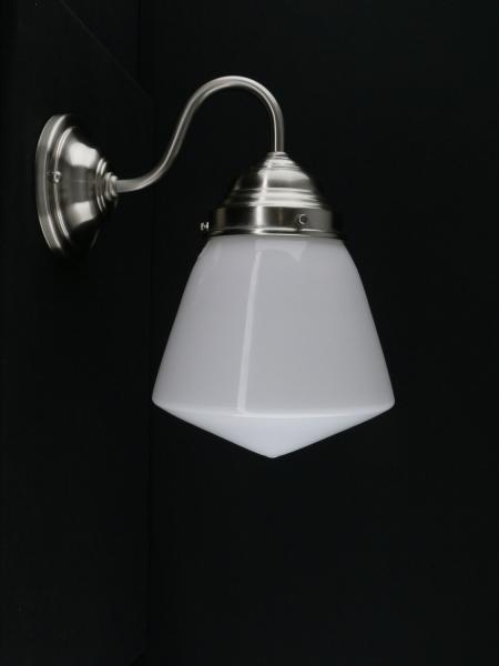 Schlichte Art Deco Wandleuchte mit geschwungenem Arm, Material Messing - matt vernickelt, Spitzzylinder opal weiß, 1xE27/40W, Spiegel-Badlampe nach unten