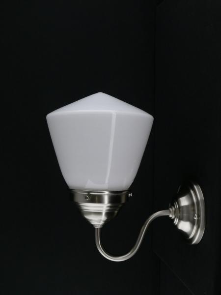 Schlichte Art Deco Wandleuchte mit geschwungenem Arm, Material Messing - matt vernickelt, Spitzzylinder opal weiß, 1xE27/40W, Spiegel-Badlampe nach oben