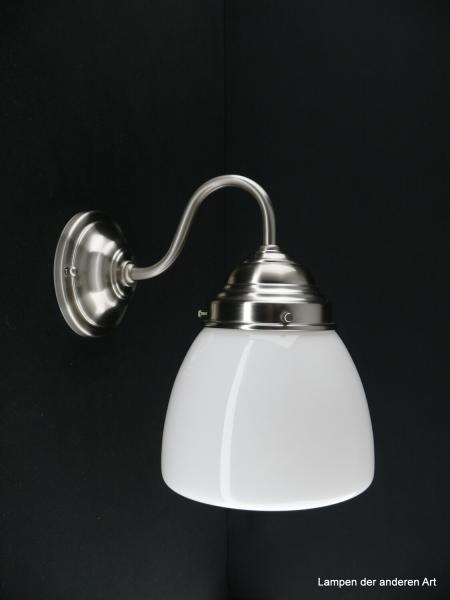 Schlichte Art Deco Wandleuchte mit geschwungenem Arm, Material Messing - matt vernickelt, konisch geweiteter weißer Zylinder, 1xE27/40W, Spiegel-Badlampe, nach unten