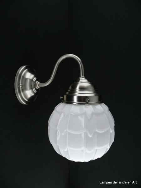 Schlichte Art Deco Wandleuchte mit geschwungenem Arm, Material Messing - matt vernickelt, glänzend weiße Kugel schuppenartig reliefiert, 1xE27/40W, Spiegel-Badlampe, nach unten