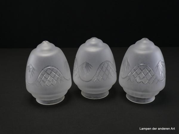 3-er Set Jugendstil Lampenschirm gebraucht, Glas satiniert, Zapfenform, umlaufender Kerbschliff als geometrische Formen und Fächer, final Sternschliff am getrepptem Schlussteil, Nostalgie Ersatzschirm, D: ca.12cm, H: ca.16cm, Glashalter Griffrand 8cm
