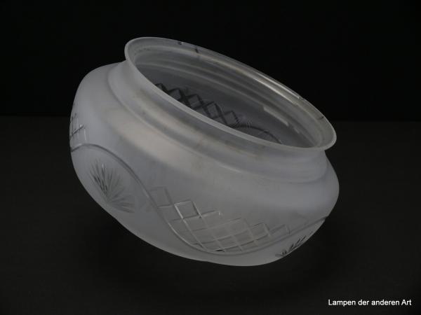 Jugendstil Lampenschirm gebraucht, Kuppelglas satiniert, umlaufender Kerbschliff als geometrische Formen und Fächer, final Sternschliff am getrepptem Schlussteil, Nostalgie Ersatzschirm, D: ca.25cm, H: ca.15cm, Glashalter Griffrand 20cm, von unten