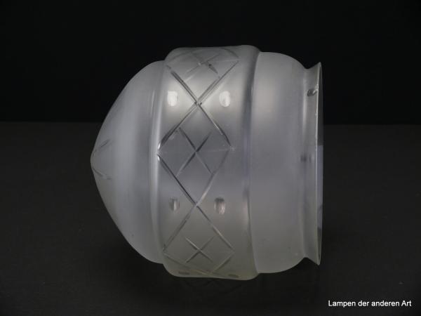 Jugendstil Lampenschirm gebraucht, Glas grau satiniert, bauchige Form spitz zulaufend, Wandung mittig als breites Band hervortretend durchgehendes Schliffmuster, Spitze im Unterteil Dekor Strahlenschliff, Ersatzschirm für alte Lampen