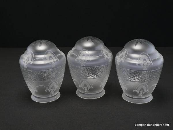 3-er Set Jugendstil Lampenschirm gebraucht, Pressglas satiniert mit geätztem Dekor, Rhomben - Zierband in der mittleren Wandungszone, abgesetzter halbrunder Schlussteil mit Strahlendekor
