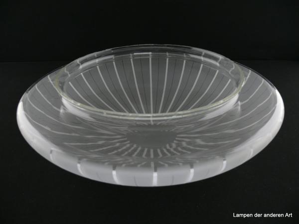 Art Deco Lampenschirm gebraucht, Glas, satiniert, kreisrunder Mittelpunkt, daran angeordnete Streifen in weiß und in Ätztechnik, Nostalgie Ersatzglas für alte Lampen D: 35cm, H: 10cm, Griffrand 25cm, von unten