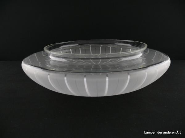 Art Deco Lampenschirm gebraucht, Glas, satiniert, kreisrunder Mittelpunkt, daran angeordnete Streifen in weiß und in Ätztechnik, Nostalgie Ersatzglas für alte Lampen D: 35cm, H: 10cm, Griffrand 25cm, liegend