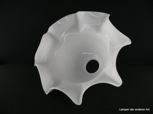 Jugendstil Lampenschirm gebraucht, Glas opal weiß, floral geformt, klarer Glasfaden als Abschluss, Nostalgie Ersatzglas für alte Lampen D: 35cm, H: 21cm, Glashalterand Griffrand 8cm, von unten