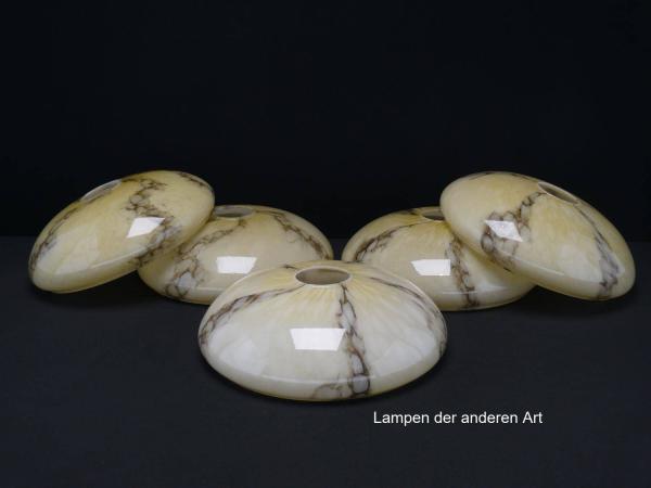 Art Deco Lampenschalen gebraucht 5-er Set, hellgelb-braun marmoriertes Glas, innen weiß, farblich zueinander passend aber verschieden marmoriert, glatte Oberfläche, Nostalgie Ersatzglas D: ca.22cm, H: ca.6,5cm, Loch 45mm