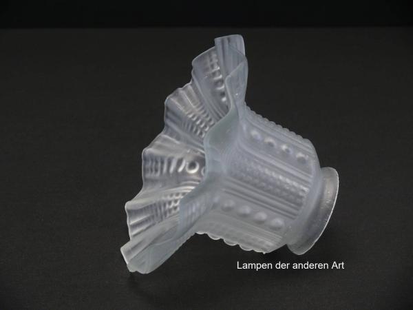 antiker Jugendstil Lampenschirm gebraucht, alter originaler Ersatzschirm, grau satiniert; Wandung in zweifachem Rapport reliefiert, Nostalgieglas D: ca.15cm, H: ca.10cm, Glashalter Griffrand 6cm, seitlich