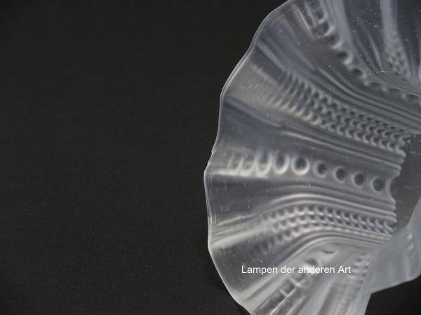 antiker Jugendstil Lampenschirm gebraucht, alter originaler Ersatzschirm, grau satiniert; Wandung in zweifachem Rapport reliefiert, Nostalgieglas D: ca.15cm, H: ca.10cm, Glashalter Griffrand 6cm, Detail Chip am Rand