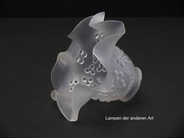 antiker Jugendstil Lampenschirm gebraucht, alter originaler Ersatzschirm, grau satiniert; Oberfläche reliefiert, floral gestaltet, Nostalgieglas D: ca.17cm, H: ca.11cm, Glashalter Griffrand 6cm - gemessen ca.5,7cm, seitlich