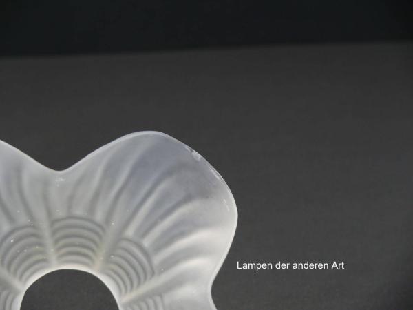 antiker Jugendstil Lampenschirm gebraucht, alter originaler Ersatzschirm, grau satiniert; ausgestellte Blütenform, Nostalgieglas D: ca.17cm, H: ca.10cm, Glashalter Griffrand 6cm, Detail winziger Chip am Rand