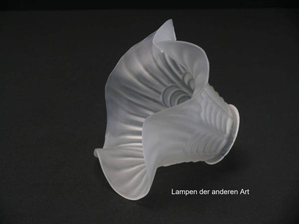 antiker Jugendstil Lampenschirm gebraucht, alter originaler Ersatzschirm, grau satiniert; ausgestellte Blütenform, Nostalgieglas D: ca.17cm, H: ca.10cm, Glashalter Griffrand 6cm, seitlich