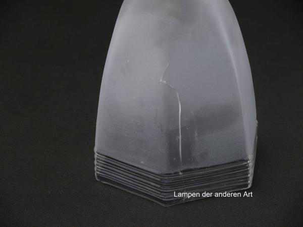 zwei Art Deco Lampenschirme gebraucht im Set, Glas satiniert grau, angeschrägte Flächen, antik, Klarglasrand gerillt, Nostalgie Ersatzschirm D: ca.11cm, H: ca.13cm, Griffrand 6cm, Schirm Zugabe ohne Fehlstelle