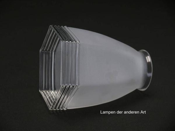 zwei Art Deco Lampenschirme gebraucht im Set, Glas satiniert grau, angeschrägte Flächen, antik, Klarglasrand gerillt, Nostalgie Ersatzschirm D: ca.11cm, H: ca.13cm, Glashalter Griffrand 6cm, einzeln liegend