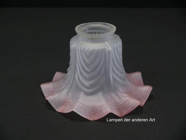 Jugendstil Lampenschirm gebraucht, grau satiniertes Glas, reliefierte Oberfläche, gewellter Rand rosa, Nostalgie Ersatzglas D: ca.16cm, H: ca.10cm, Glashalter Griffrand Ø 6cm