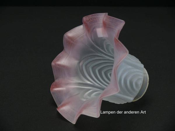 Jugendstil Lampenschirm gebraucht, grau satiniertes Glas, reliefierte Oberfläche, gewellter Rand rosa, Nostalgie Ersatzglas D: ca.16cm, H: ca.10cm, Glashalter Griffrand Ø 6cm, von innen