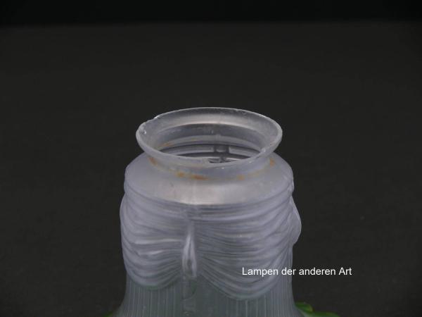 Jugendstil Lampenschirm gebraucht, grau satiniertes Glas, schlanker Körper, gekniffener Rand grüner Abschluss, Nostalgie Ersatzglas D: ca.14cm, H: ca.11,5cm, Glashalter Griffrand Ø 6cm, Detail Glashalter Fehlstelle