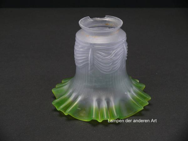 Jugendstil Lampenschirm gebraucht, grau satiniertes Glas, schlanker Körper, gekniffener Rand grüner Abschluss, Nostalgie Ersatzglas D: ca.14cm, H: ca.11,5cm, Glashalter Griffrand Ø 6cm