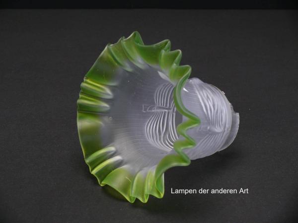 Jugendstil Lampenschirm gebraucht, grau satiniertes Glas, schlanker Körper, gekniffener Rand grüner Abschluss, Nostalgie Ersatzglas D: ca.14cm, H: ca.11,5cm, Glashalter Griffrand Ø 6cm, seitlich