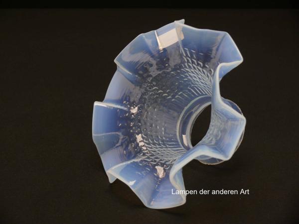 Jugendstil Lampenschirm original, milchiges Glas, weit aufgezogene Blütenkelchform am Rand sechsfach eckig gefaltet, reliefierte Wandung, am Rand fast glatte Oberfläche, Ersatzglas D: ca.16cm, H: ca.9cm, Glashalter Griffrand Ø 6cm, seitlich