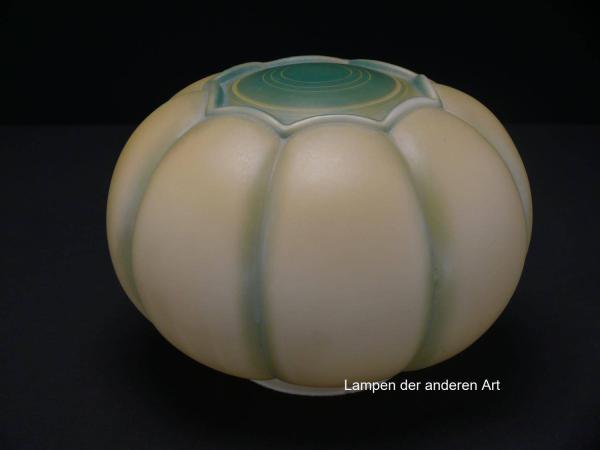 Lampenschirm gebraucht, bauchige Form, Grundfarbe hellgelb, Wandung in Segmente geteilt, blau-grün hervorgehoben, matte Oberfläche, final eingearbeitetes Medallion, Glashalter Griffrand Ø 10cm